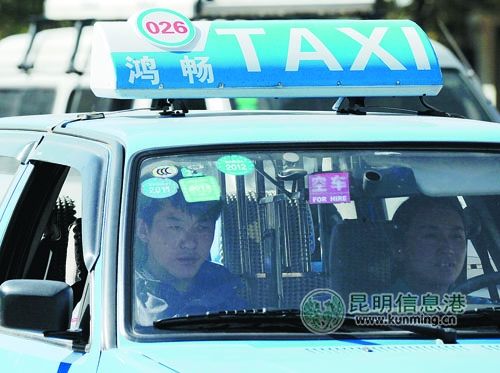 载客出租车仍亮着空车灯. 记者杜文蕾/摄