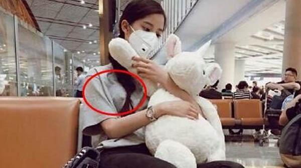 > 古力娜扎拍戏忘戴文胸真空露点 盘点那些衣着随意不穿内衣的女星