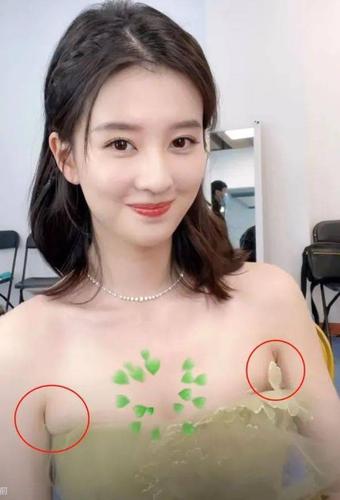乔欣身着性感抹胸礼服侧边赘肉略显尴尬曾因眼神空洞被嘲