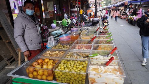 广西酸野酸酸辣辣的,最有代表酸野就是芒果萝卜,经过腌制过特别的爽脆