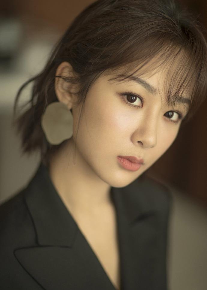 杨紫图片 杨紫黑衣性感写真图片