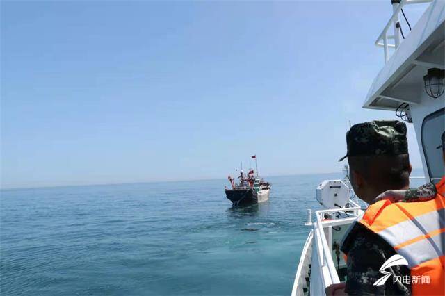 持续亮剑!山东威海海警局海上连续查获违规出海渔船30艘