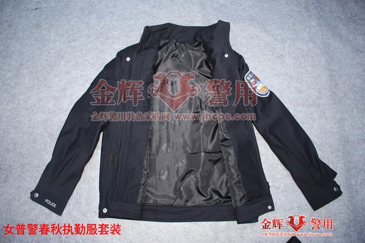 执勤服需要配带制式软肩章,软胸徽,软警号,内穿制式圆领针织长袖t恤衫