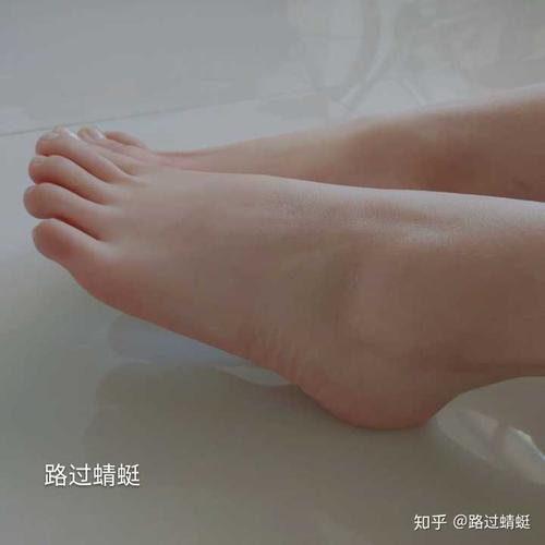 女孩子的脚怎么样才算好看呐?