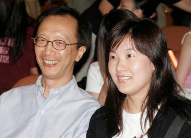 低调了16年,伏明霞66岁老公曝光,跳水皇后最后一跳跳进火坑!