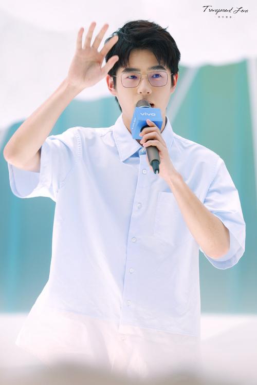 7.24号,刘昊然出席vivo活动图片(戴眼镜我好喜欢)