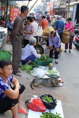 为啥年轻人宁愿买超市"贵菜",也不买路边摆摊老人的菜