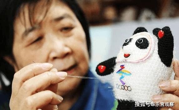 精准还原"冰墩墩""雪容融"阿婆巧手编织冬奥吉祥物_毛线_卫振英_进行