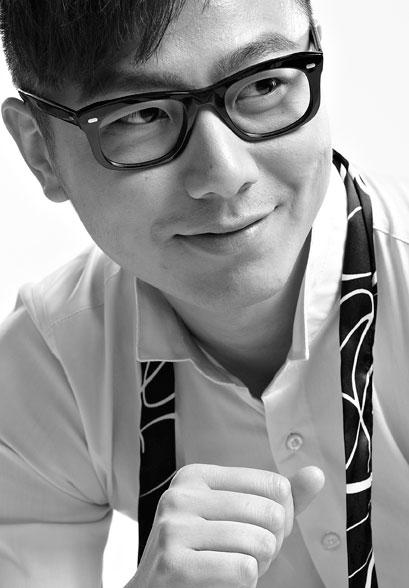 主持人陈欢耳朵是假的,因为是听歌节目,所以做个大耳朵吧.