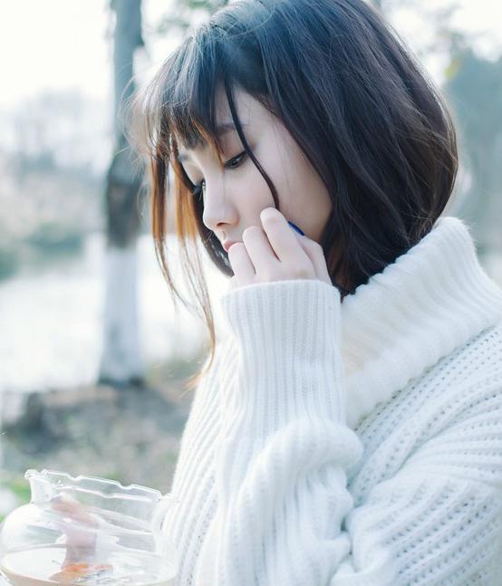 清纯美女户外伤感写真图片