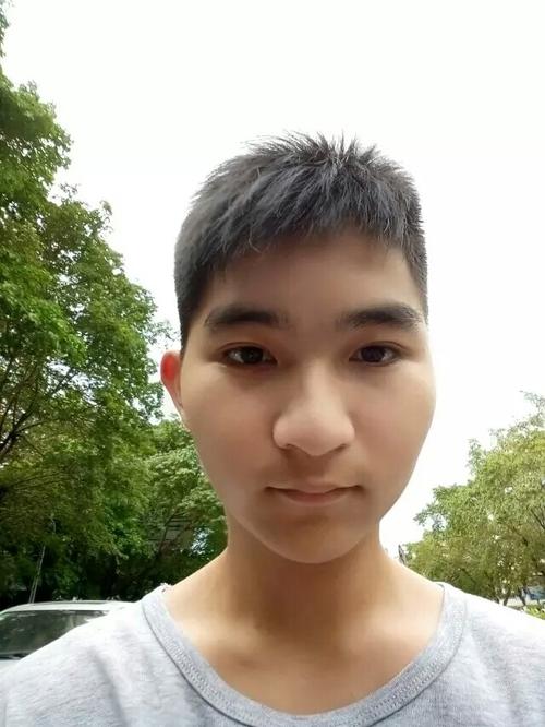 柯震东的脸型是v字形吗?亲