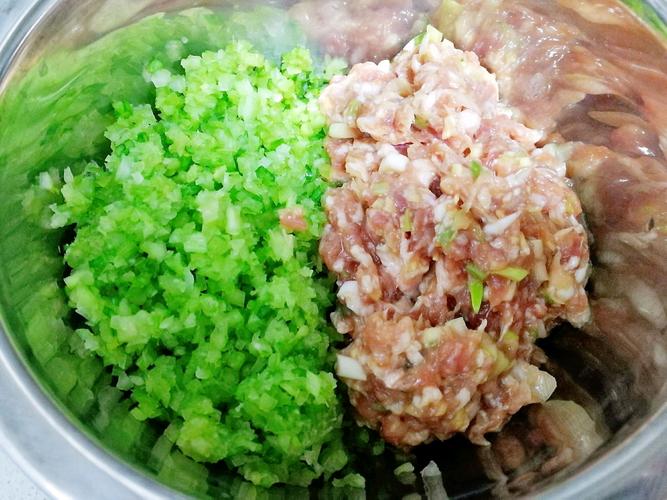 专业配方三鲜包(30个量)附猪肉芹菜馅和猪肉大葱馅调制方法的做法图解
