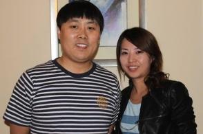 刘大成带妻子逛地摊接地气,成名后住5000万豪宅,却被称作假农民