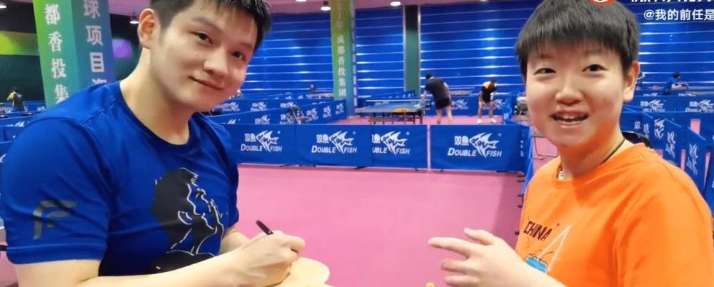 孙颖莎式追星!小魔王找樊振东签名:现在是迷妹,签完头