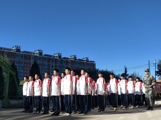 晶华学校1802班军训风采
