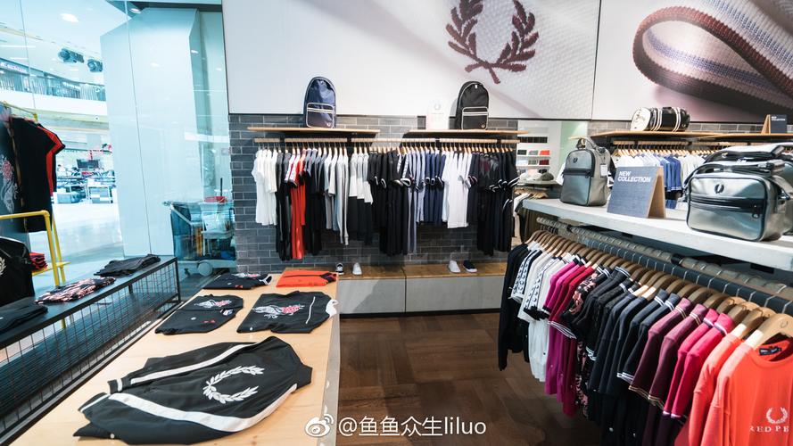泰国闲逛,偶然发现fred perry的店铺,灰蓝的色调