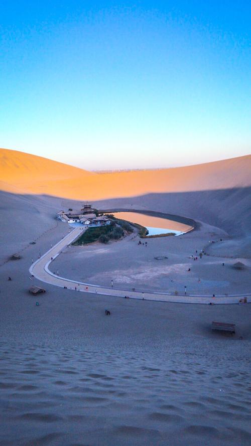 早晨月牙泉拍摄于甘肃敦煌鸣沙山月牙泉