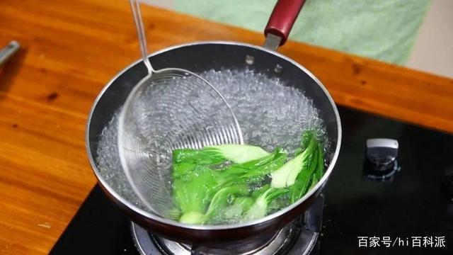 焯过菜的热水别再倒进下水道了可能会存在这些弊端