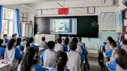 昌吉市第一中学各班开展了"缅怀医护英烈,继承红色基因"主题班会课