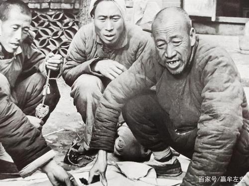 老照片:直击1940年代斗地主分田地,贫苦农民喜笑颜开
