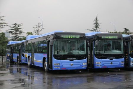 前三张照片是贵阳的新能源公交车,后面两张照片分别是