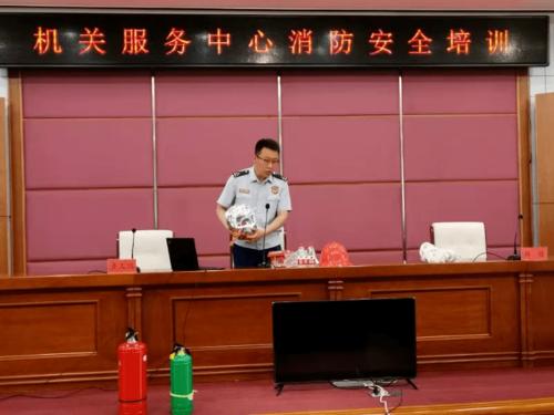 6月18日,南岗大队副大队长韩信,中队长齐文川深入黑龙江省审计厅进行