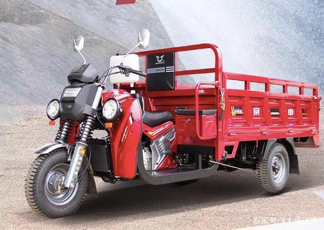 当然,由于电动三轮车价格便宜,很多功能也都具备,加上不用保养,甚至不