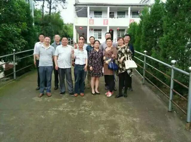 毕业于山口镇中学.函授于(中