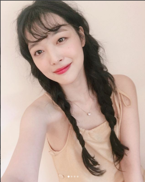 颜值下跌?雪莉晒双马尾自拍照 嘟嘴卖萌可爱惹人怜