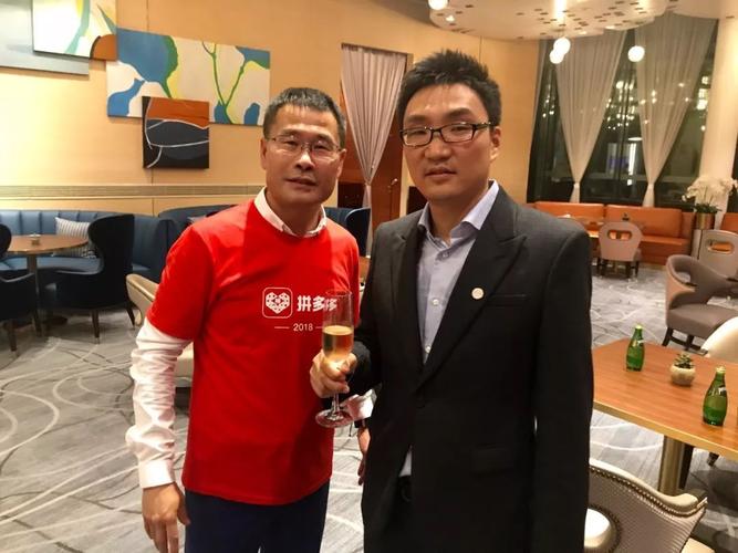 凯辉基金创始人及董事长蔡明泼与拼多多创始人兼ceo黄峥在上市敲钟