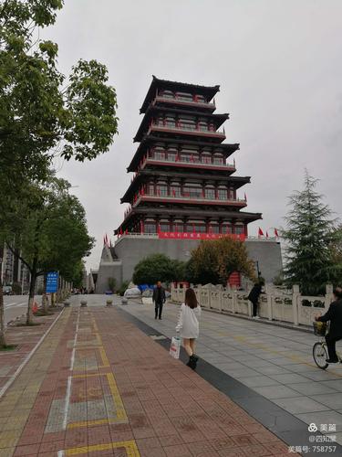 西城阁,高高地矗立在安康汉江北岸