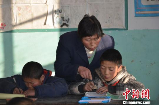 44岁的代课教师李宝琴坚守甘肃定西市山区一所乡村小学二十余载,条件