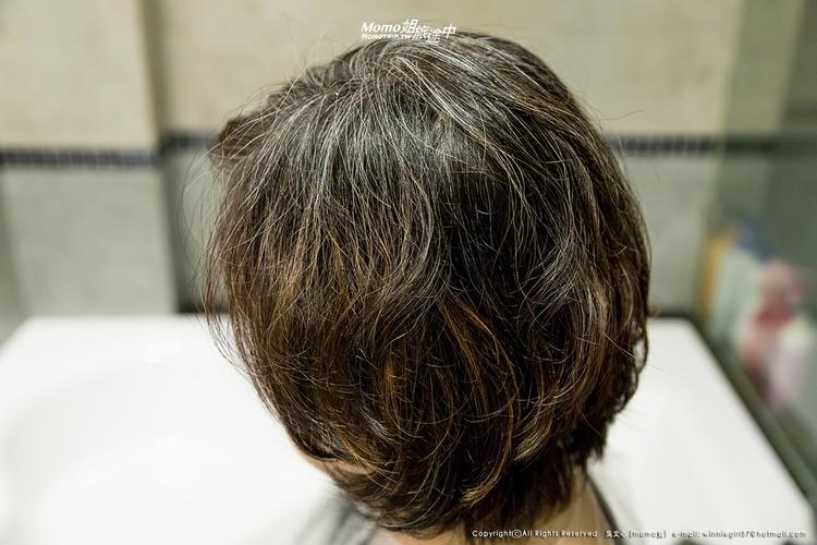 原本妈妈的头发在头顶处和后脑勺有比较多的白发,任务开始!