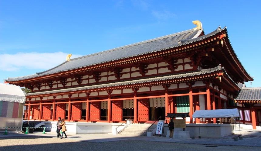 药师寺的建筑群充满特色,除了金堂之外,矗立于两侧的东塔,西塔亦相当