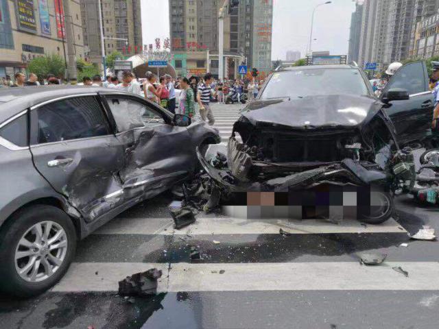 常州车祸肇事者被控制:司机脚穿拖鞋,女乘客试图逃跑被拘