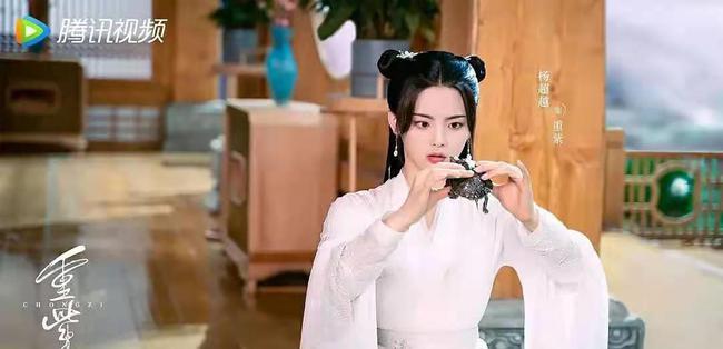 《长月烬明》官宣海报,女二造型惊艳,网友:但凡演技在线