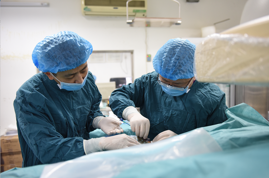 心血管内科医生正紧急为患者行介入手术