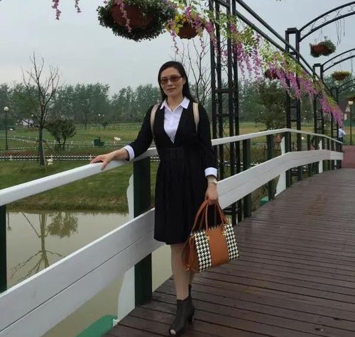 东台市实验中学英语学科带头人陈美芳,站着教书,蹲下育人