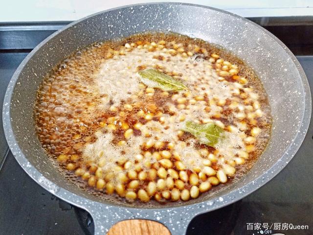【小贴士】: 1,酱好的黄豆如果不着急吃,待放凉后,连汤带黄豆一起入