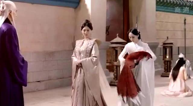 素锦心坏想弄死小凤九全靠东华帝君来解救