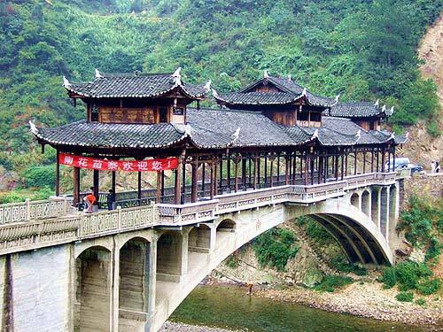  p>南花苗寨是贵州著名的苗族风情旅游景点,贵州省乡村旅游示范点之一