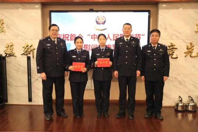 仪式结束后,钟副厅长与监狱领导一道看望慰问女子监狱困难警察,并送上