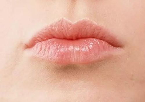 【涨姿势】女人嘴唇还能看生理问题,出现这个症状说明