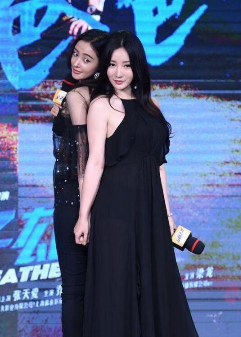 柳岩和张天爱同框比美同样都是穿黑色没想到这一次柳岩输惨了