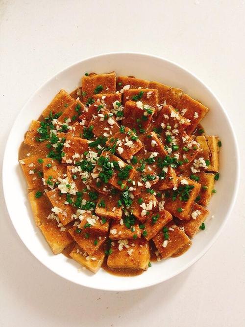 10.最后我们把炸好的豆腐均匀的浇在上煮好的料汁儿!