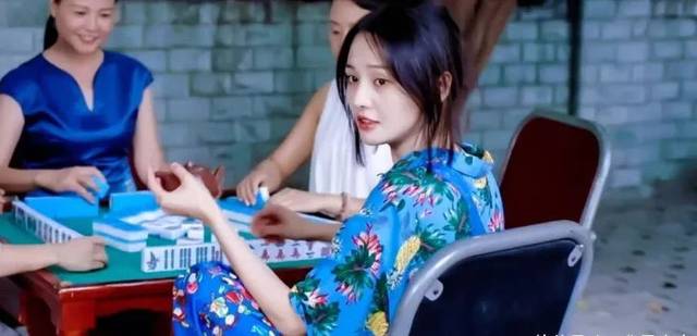 小妮去成都找向真时,看见她正穿一身"阿姨睡衣"跟一帮中年大妈打麻将