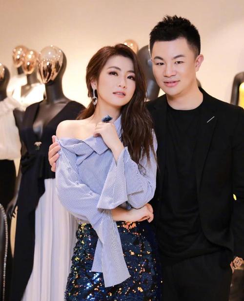 任家萱美回颜值巅峰,挂两只黑色"袖套"当衣袖,被她穿出时髦范