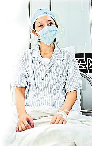 李依馨否认被狗咬脸 称胸部被咬已做整形手术(图)