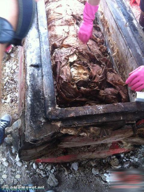 女子被活活放进棺材 明代冥婚墓恐怖开棺
