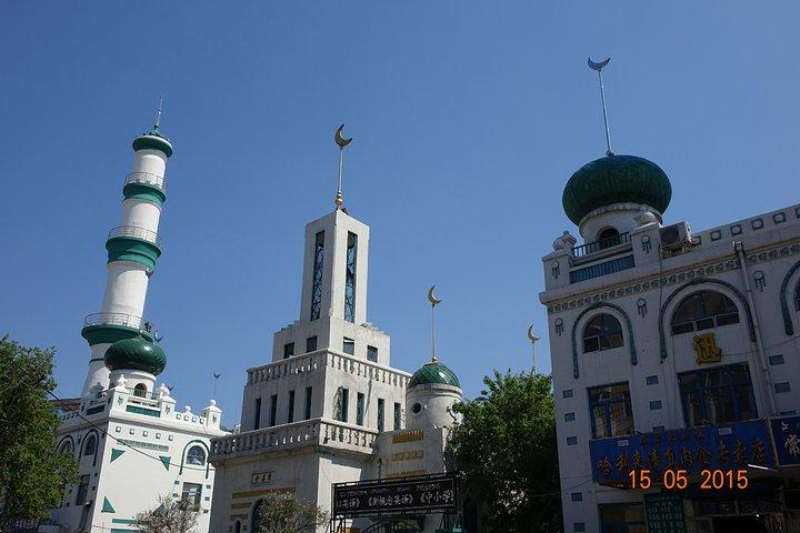 五个穹顶和尖塔之上均高耸着一弯新月,是全国1500座清真寺中唯一的